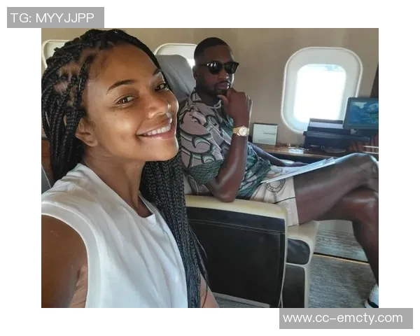 尤尼恩调侃韦德体型太大飞机卫生间无法容纳的趣事 尤尼恩调侃韦德体型太大飞机卫生间无法容纳的趣事